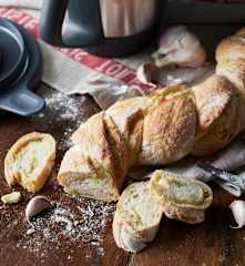 Pain tordu à l’armagnac et confit d’ail