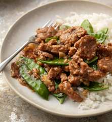 Cerdo thai con arroz y tirabeques