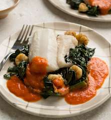 Merluza con espinacas, gambas y salsa de piquillos