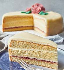 Vanille-Buttercreme-Torte mit Marzipandecke
