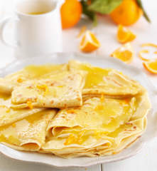 Crêpes di farina di mais con salsa alle arance