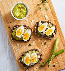 Bruschette integrali con asparagi, uova e Parmigiano Reggiano