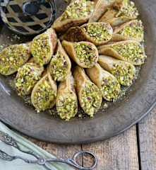 Stuffed pancakes (katayef with kashta cream)