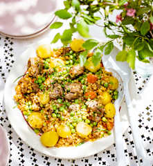 Mijoté d'agneau, pommes de terre, petits pois, carottes et fregola sarda