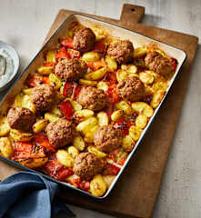 Frikadellen und Chili-Käse-Kartoffeln aus dem Ofen