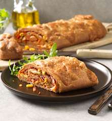 Pizzastrudel aus Dinkeltopfenteig