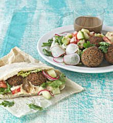 Falafel con ensalada y salsa tahini