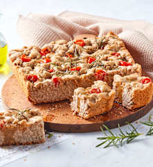 Focaccia con romero y jitomates cherry