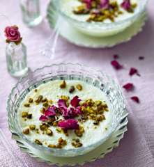 Budincă de migdale cu apă de trandafiri