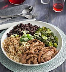 Solomillo de cerdo con arroz, judías y brócoli