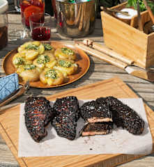 Entrecot con costra de café y patatas chafadas