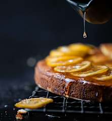 Bolo de pera com limão cristalizado e calda de limão