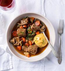 Ragoût de bœuf à la bière et dumplings au cheddar