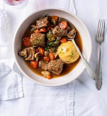 Gulasz wołowy na piwie z knedlami serowymi