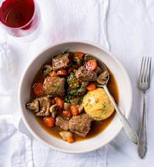 Bier-Gulasch mit Käse-Knödeln