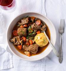 Stufato di manzo alla birra con canederli al formaggio