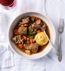 Bier-Gulasch mit Käse-Knödeln