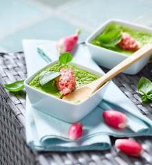 Crème aux fanes de radis et lard fumé
