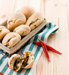 Pães recheados com chili de vegetais