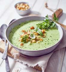 Kräuterschaumsuppe mit Knoblauchcroutons