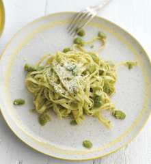 Fettuccine com pesto de favas