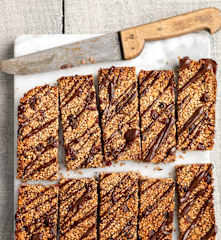 Barrette di quinoa, chia, banana e mirtilli