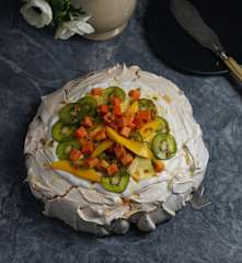 Pavlova de frutos tropicais