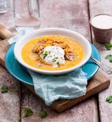 Meksykańska zupa z batatami, fasolą i chorizo