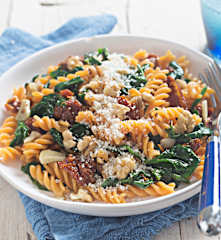 Pasta de lenteja roja con espinacas, tomates secos y nueces