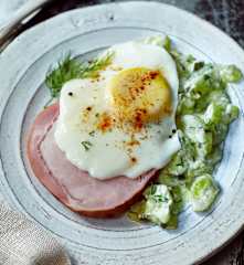 Schmorgurken mit Kasseler und Spiegelei