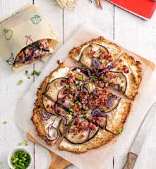 Kalafiorowy podpłomyk z serkiem kremowym, cebulą, bakłażanem i boczkiem