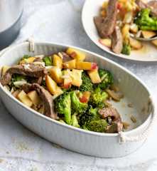 Brokkolisalat mit Apfel und Rind