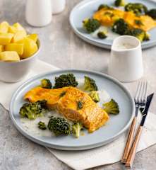 Łosoś z ziemniakami i brokułami z koperkowym sosem