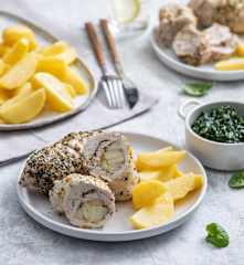 Roladki z indyka z gruszką, ziemniakami i duszonym szpinakiem