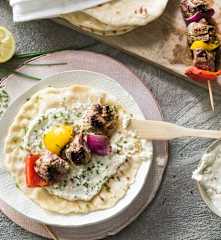 Pan a la plancha, brocheta de cordero lechal con verduras y salsa de queso