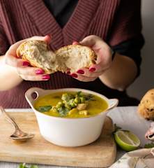 Zuppa di cavolini e pollo al curry con panini