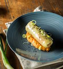 Asiatische Krautrouladen auf Süßkartoffelpüree