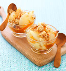 Crumble poires, caramel et petits-beurre