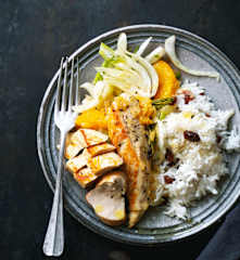 Poulet à l'orange, fenouil et romarin, riz aux raisins secs