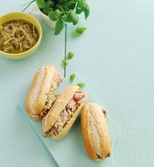 Sanduíches de carne fria e cebolada