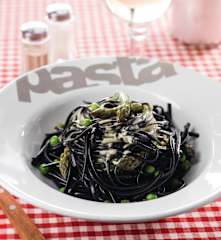 Esparguete negro com espargos, ervilhas e molho holandês