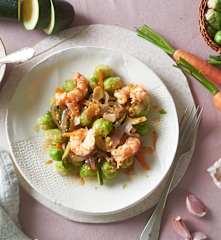 Coles de Bruselas con salteado de langostinos y verduras