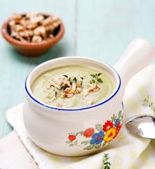 Chłodnik z bobu z orzechami włoskimi