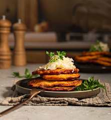 Chłopskie placki ziemniaczane z kapustą kiszoną