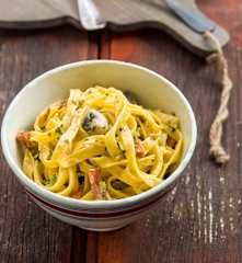 Tagliatelle com alho-francês, chouriço e cogumelos