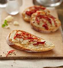 Crostini con quesos y tomates secos
