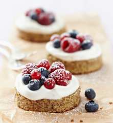 Pastelitos de almendra con nata y frutos rojos (sin gluten)