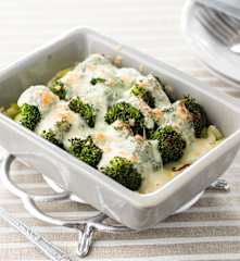 Gratinado de alho-francês, curgete e brócolos