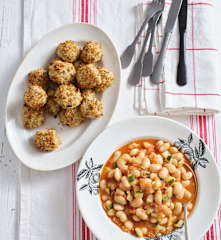 Cubos de peixe panados com salada quente de feijão e curgete