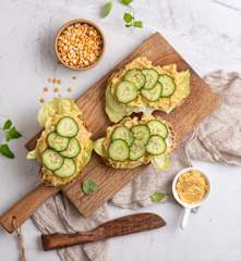 Kanapki z pastą z grochu, ogórkiem i sałatą